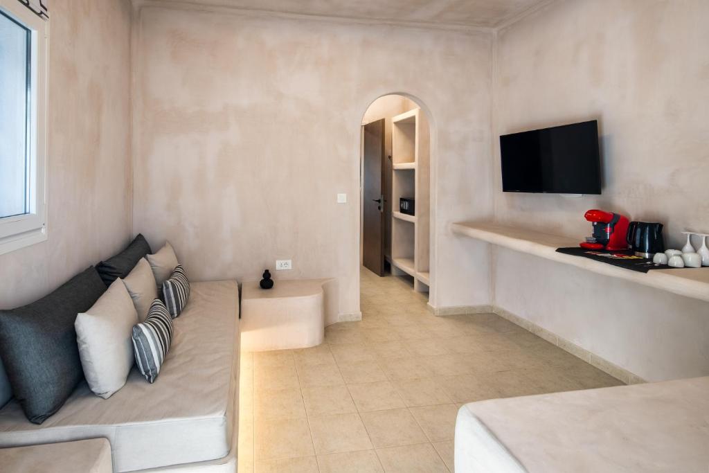 Aelia Luxury Suites - 8