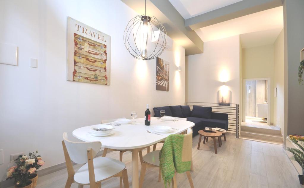 comedor y sala de estar con mesa blanca y sillas en [Luxury apartment near Niguarda] Graziano39, en Milán