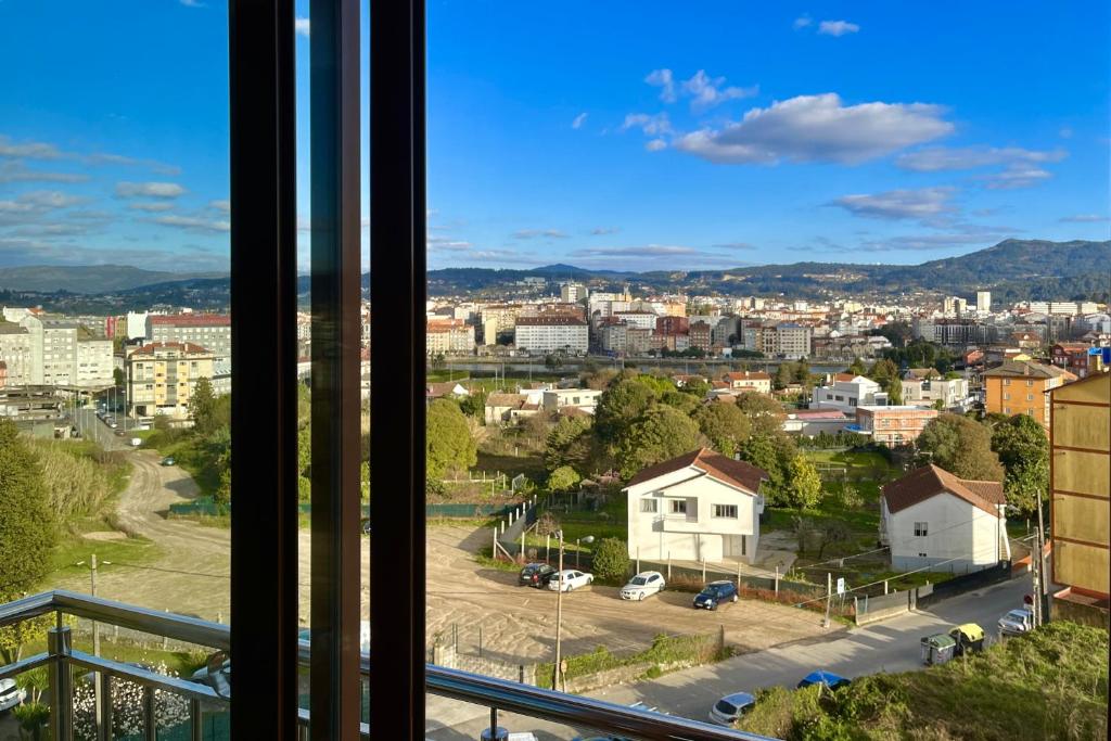 una ventana con vistas a la ciudad en APT SOLEADO y SILENCIOSO - GARAJE- A 17 min andando del centro de Pontevedra, en Pontevedra