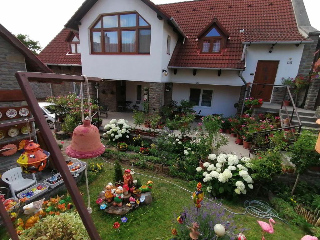 Vonkajšia záhrada v ubytovaní Oleander Vendégház