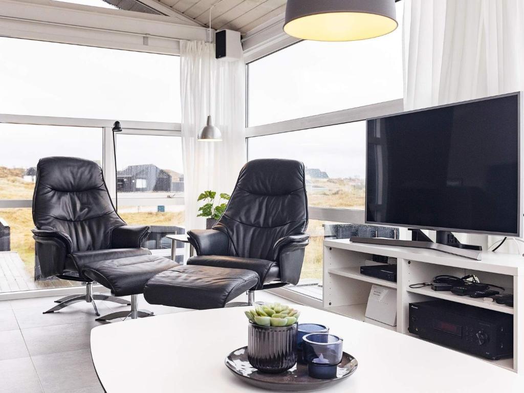 TV a/nebo společenská místnost v ubytování Luxury Beachfront Retreat - By Traum Ferienwohnungen