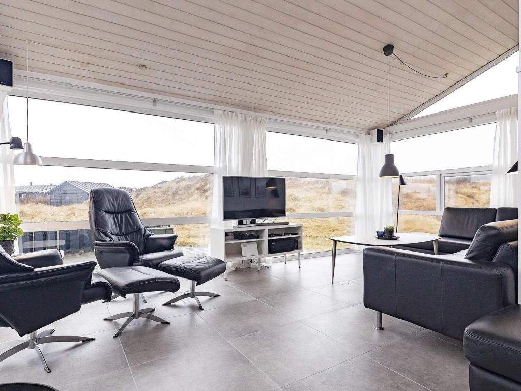 TV a/nebo společenská místnost v ubytování Luxury Beachfront Retreat - By Traum Ferienwohnungen