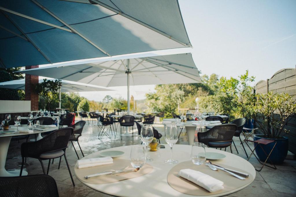 Restaurace v ubytování Hôtel Briketenia