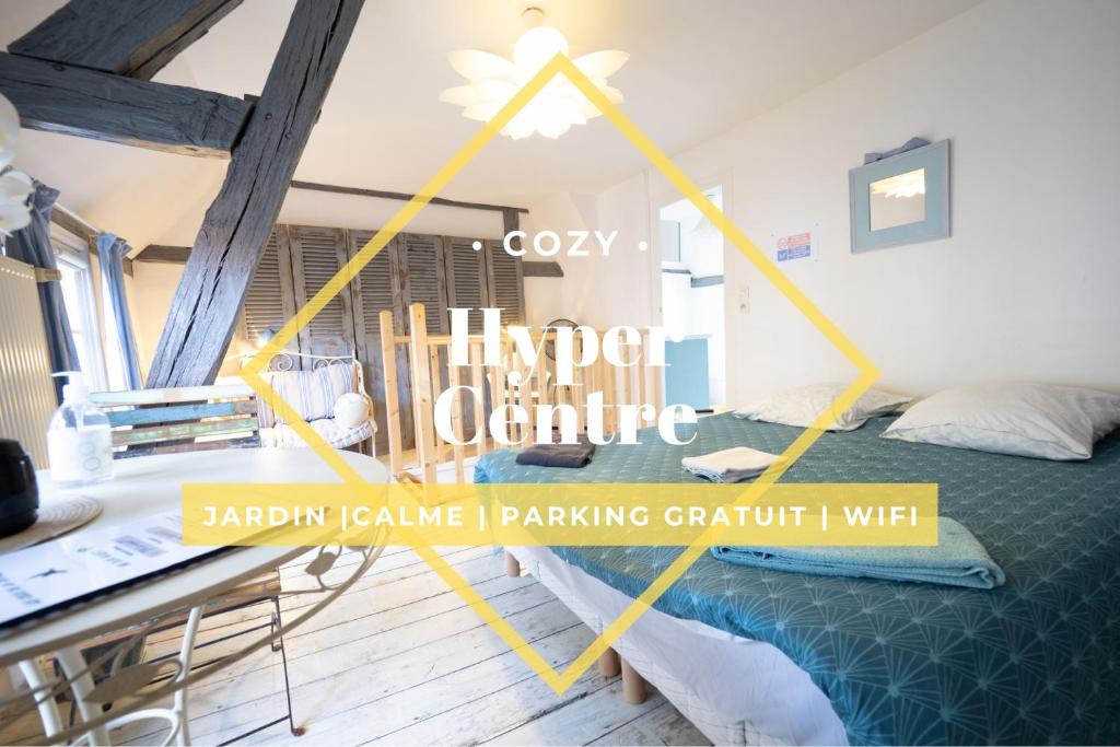 une chambre avec un lit et un bureau avec un ordinateur portable dans l'établissement Les Cieux de la Cathédrale - Calme - Jardin - Wifi, à Troyes