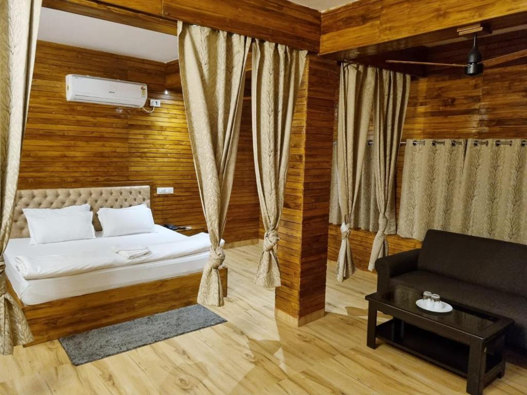 1 dormitorio con 1 cama y 1 sofá en Woods Residency, en Jaypur