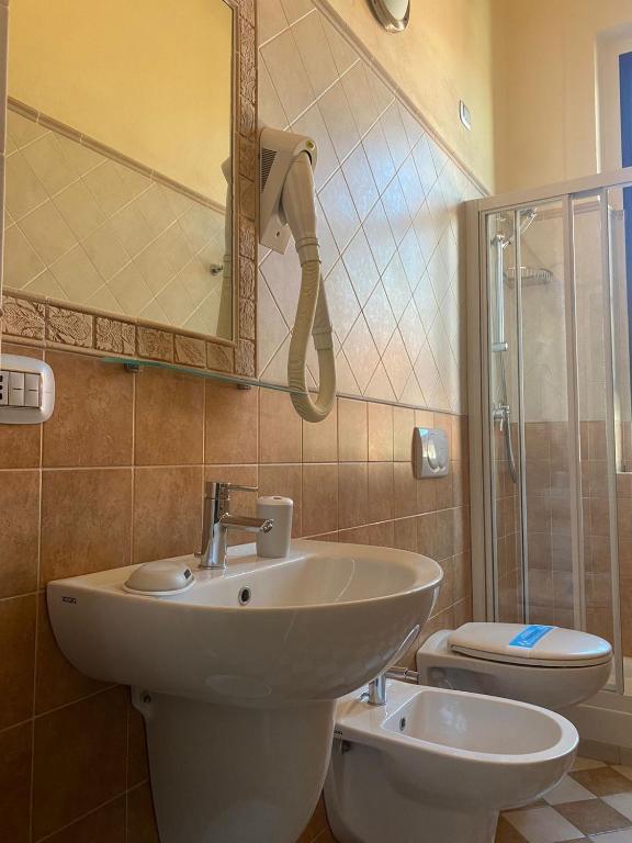 A bathroom at Hotel Virginia