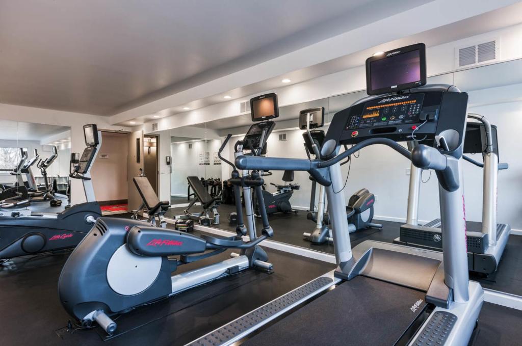 The Kenilworth Hotel - Newark Airport Westにあるフィットネスセンターまたはフィットネス設備