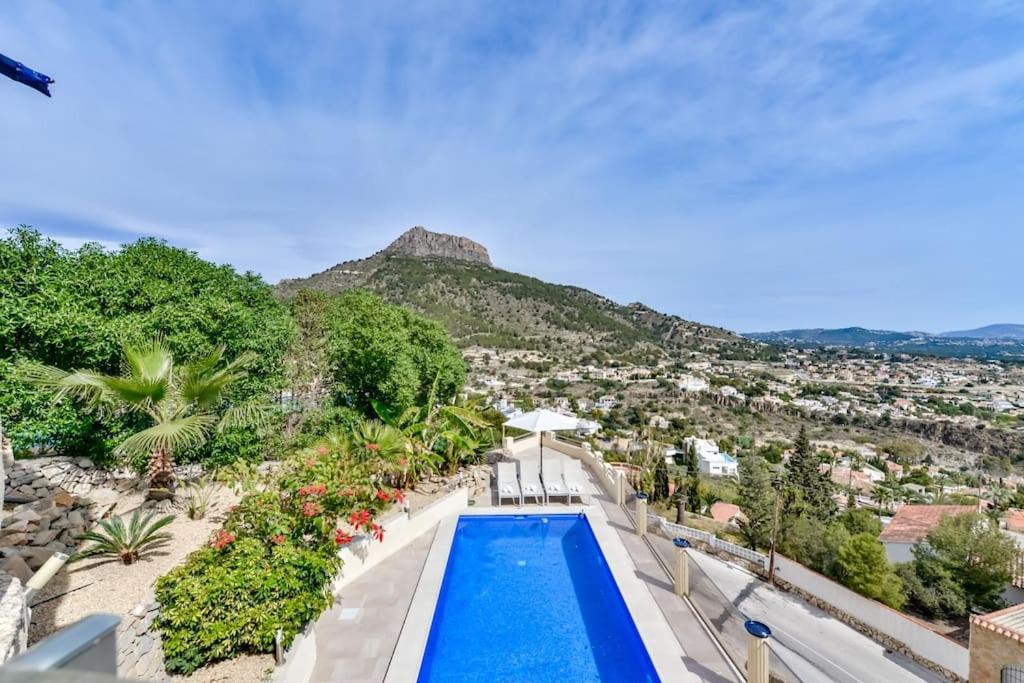 A general mountain view or a mountain view taken from A villát