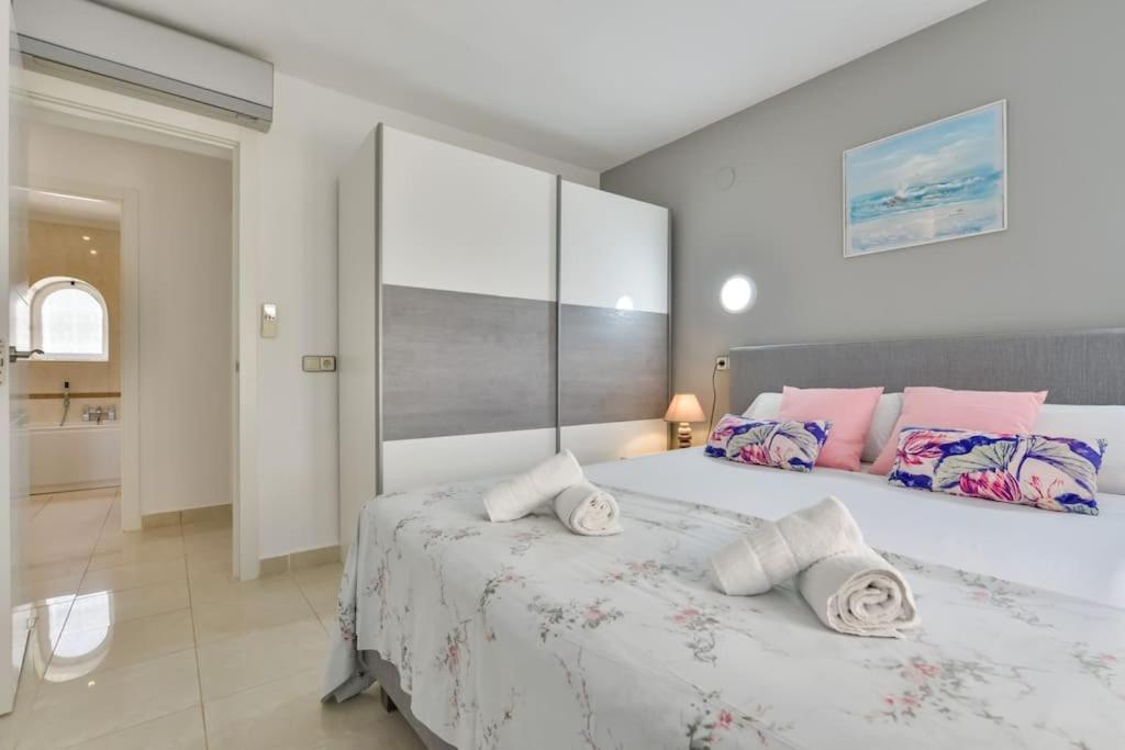 A bed or beds in a room at Villas Guzman - Tango