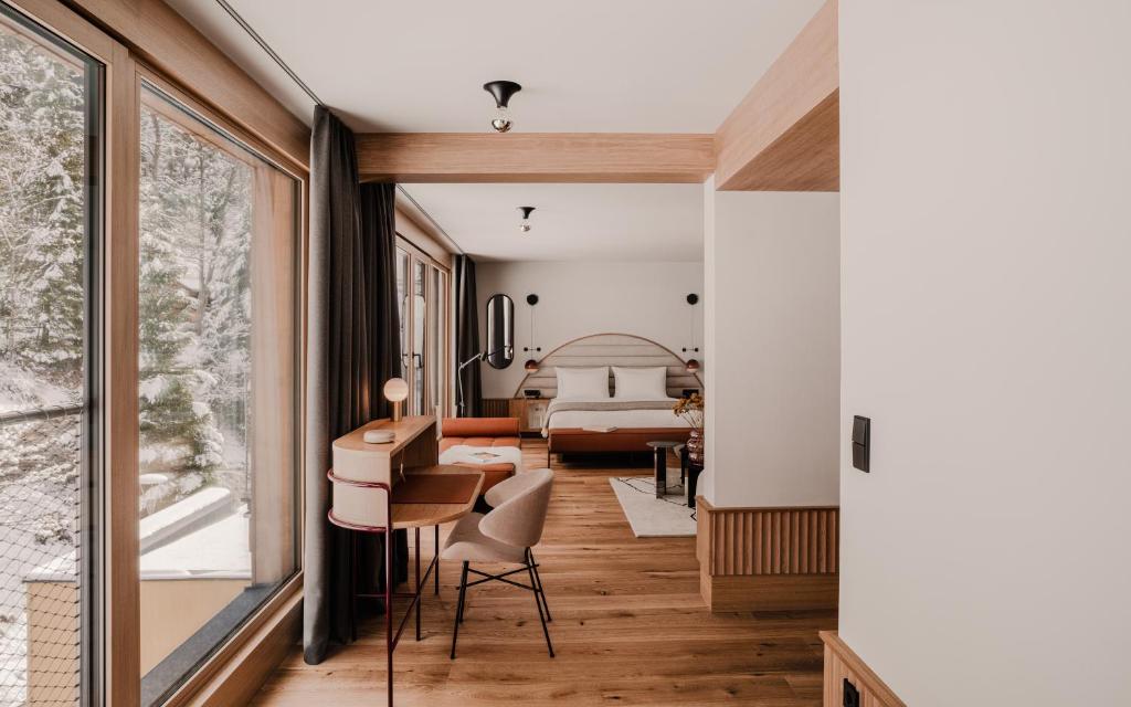Posezení v ubytování The Comodo Bad Gastein, a Member of Design Hotels
