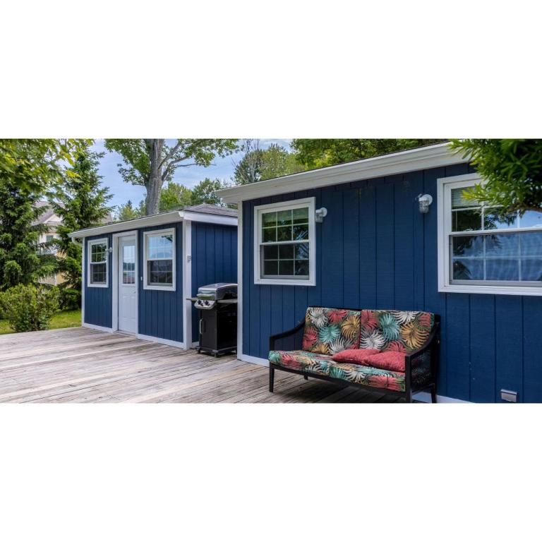 un cobertizo azul con un banco en una cubierta en Fair Point Marina, 