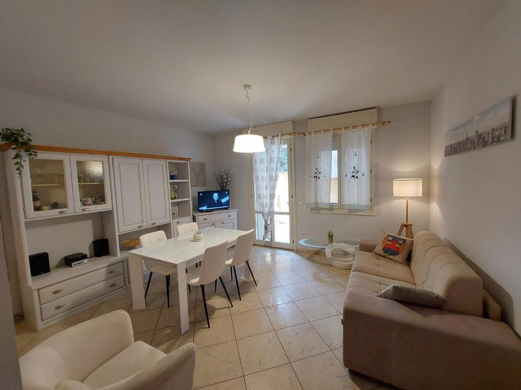 een woonkamer met een bank en een tafel bij the waterfront refuge - Il rifugio frontemare in Pietrasanta