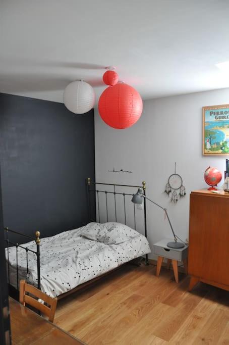 Łóżko lub łóżka w pokoju w obiekcie La Grande Maison Rouge
