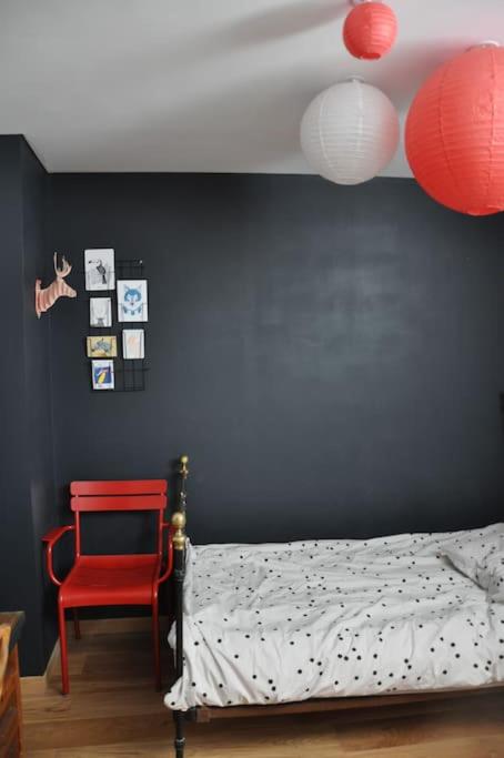 Łóżko lub łóżka w pokoju w obiekcie La Grande Maison Rouge