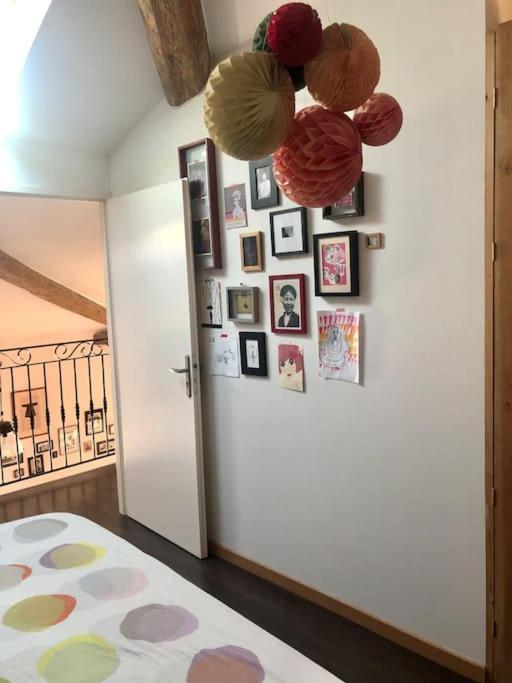 Łóżko lub łóżka w pokoju w obiekcie La Grande Maison Rouge