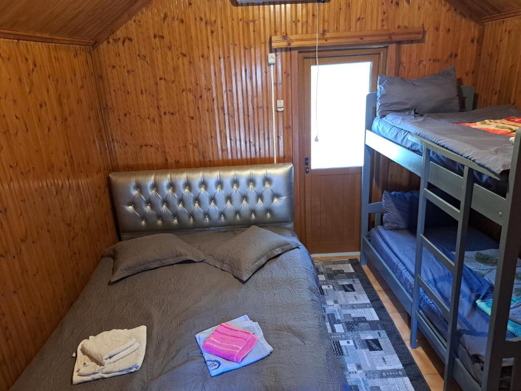 Ein Bett oder Betten in einem Zimmer der Unterkunft GuestHouse Hamiti Llogara