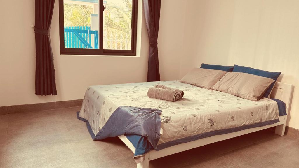 1 cama pequeña en un dormitorio con en Tammy homestay- Ganh Da Dia, en Tuy An