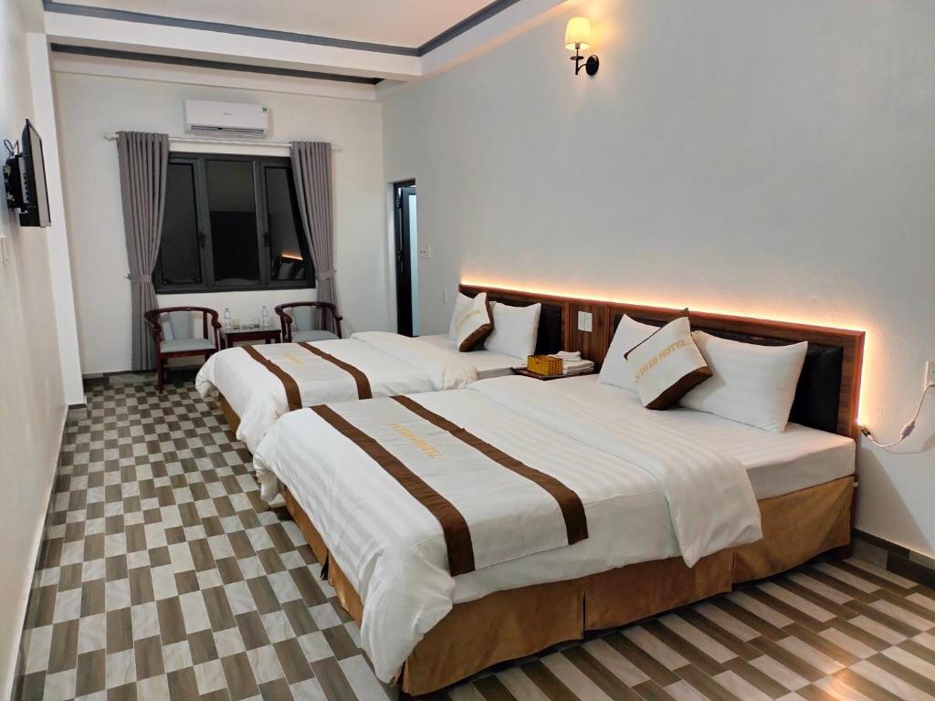 ein Hotelzimmer mit 2 Betten und einem Fenster in der Unterkunft An Thảo Ba Bể Hotel in Ba Be18