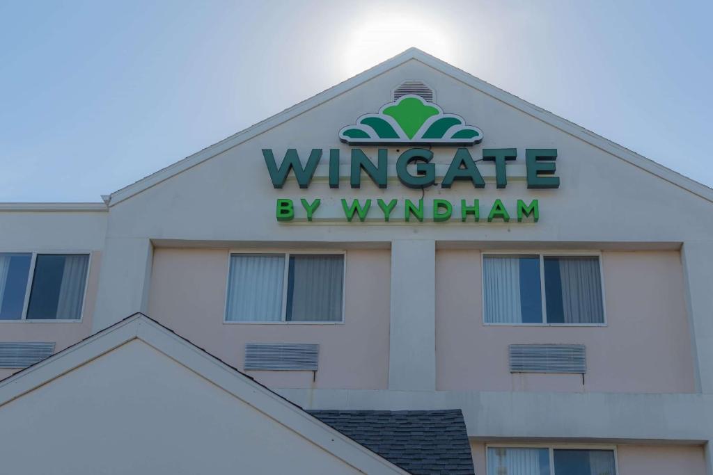 un edificio con un letrero que lee Winham en Wingate by Wyndham Sioux City, en Sioux City