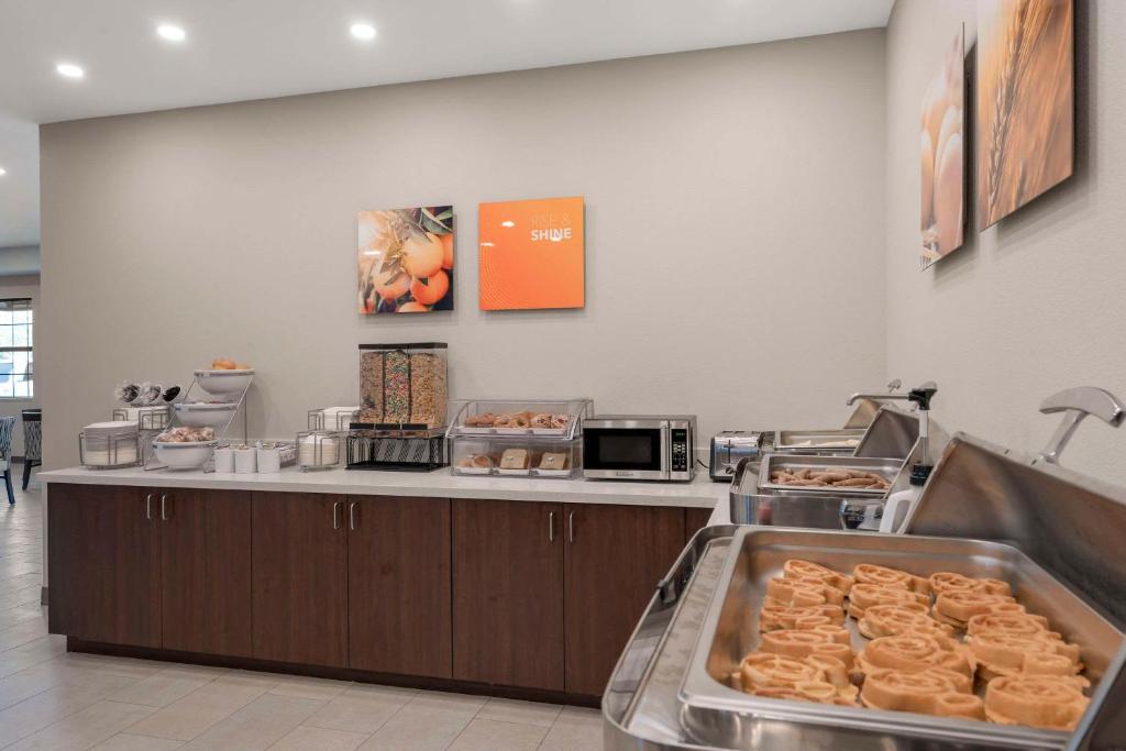 What Time is Breakfast at Comfort Suites? Find Out Now!