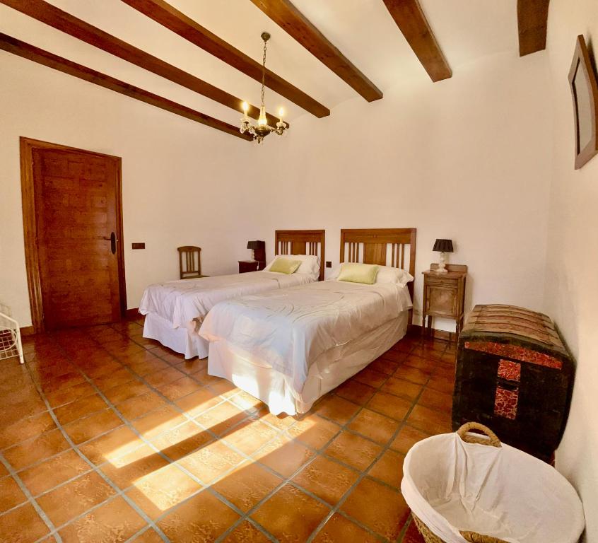 a bedroom with two beds in a room at Las 9 Candelas alojamiento en el centro de Yecla in Yecla
