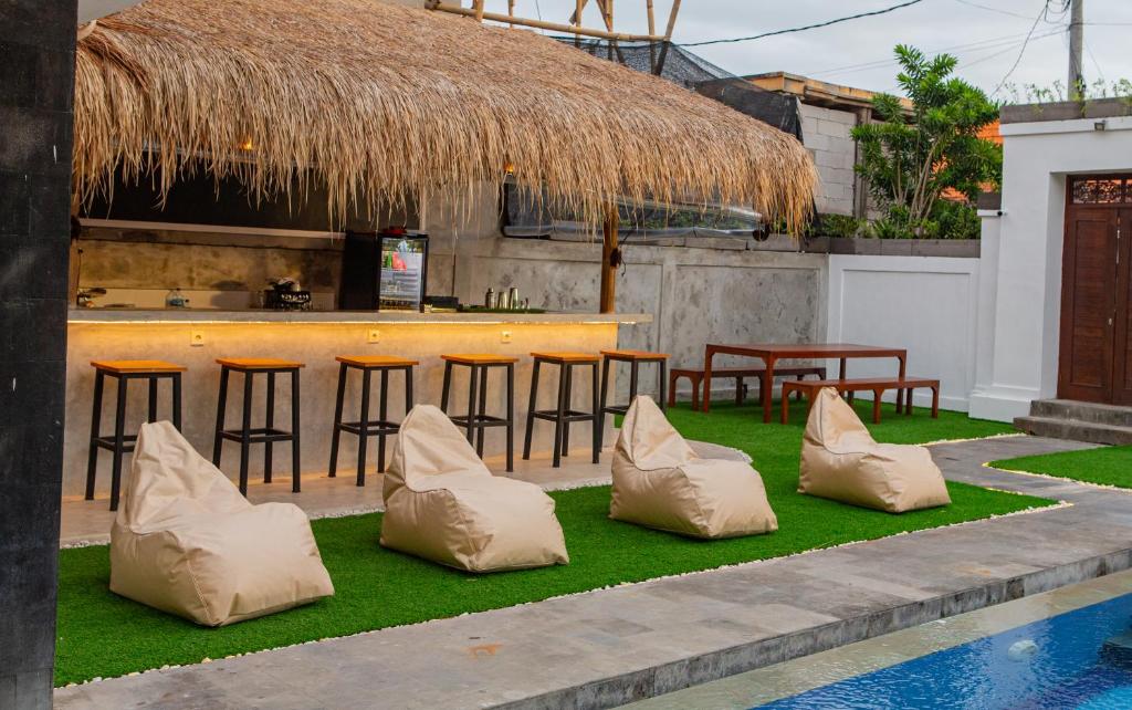 Bazén v ubytování Zentiga Surf Hostel nebo v jeho okolí
