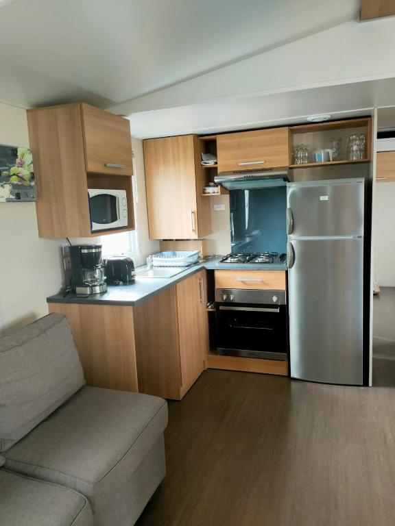 Kuchyňa alebo kuchynka v ubytovaní Mobil Home 8P Domaine de Dugny