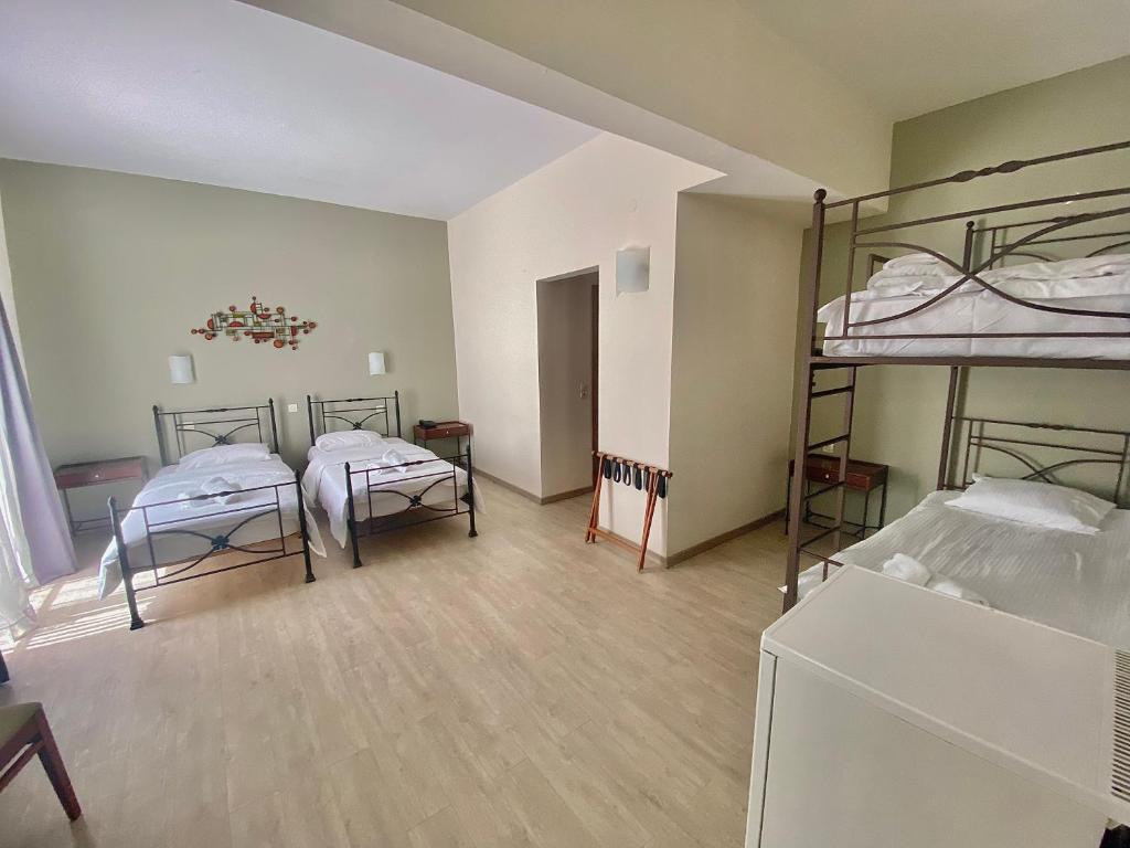 Łóżko lub łóżka w pokoju w obiekcie Nafplia Hotel