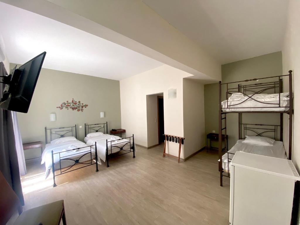 Łóżko lub łóżka w pokoju w obiekcie Nafplia Hotel