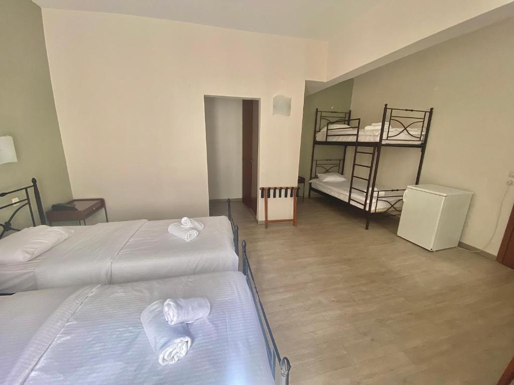 Łóżko lub łóżka w pokoju w obiekcie Nafplia Hotel