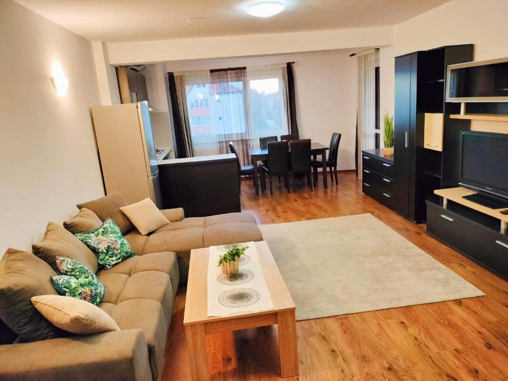 ミエルクレア・チュクにあるNEXUS FORTUNAのソファとテレビのあるリビングルーム