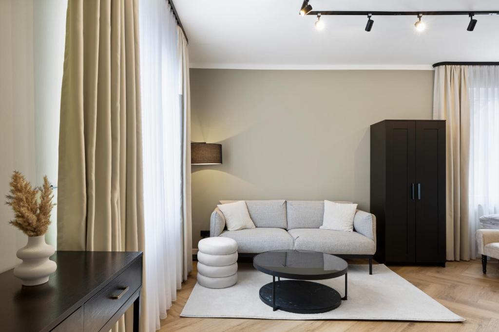 ein Wohnzimmer mit einem Sofa und einem Tisch in der Unterkunft The Shine - Premium Studio-HBF-Messe-Bürgerweide-CityGate-ÖVB Arena in Bremen