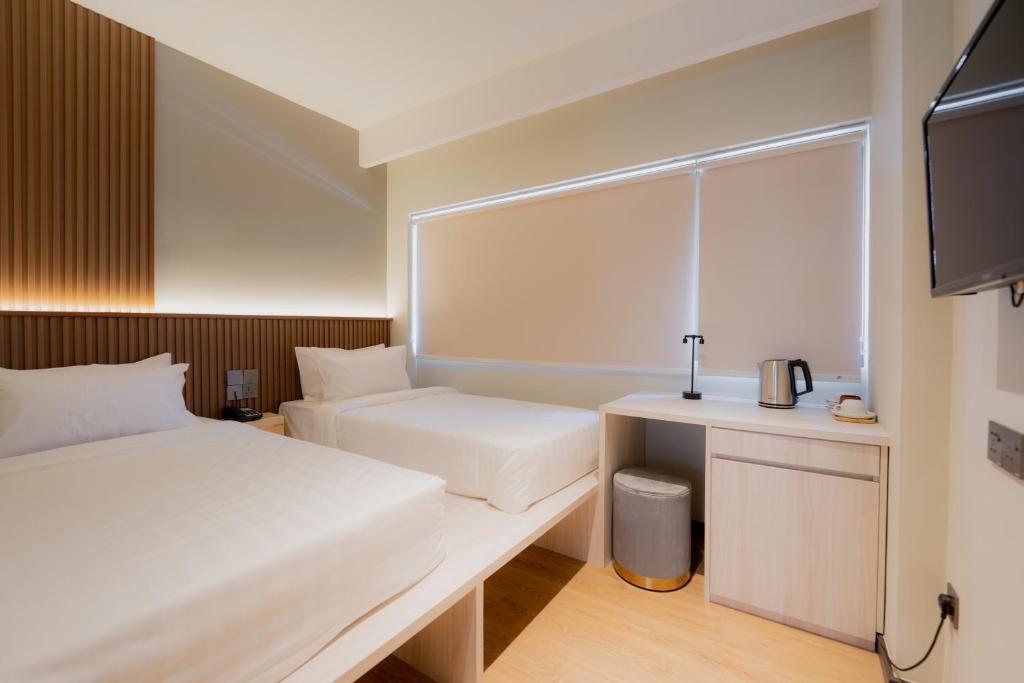 Postel nebo postele na pokoji v ubytování Matata Hotel Kota Kinabalu