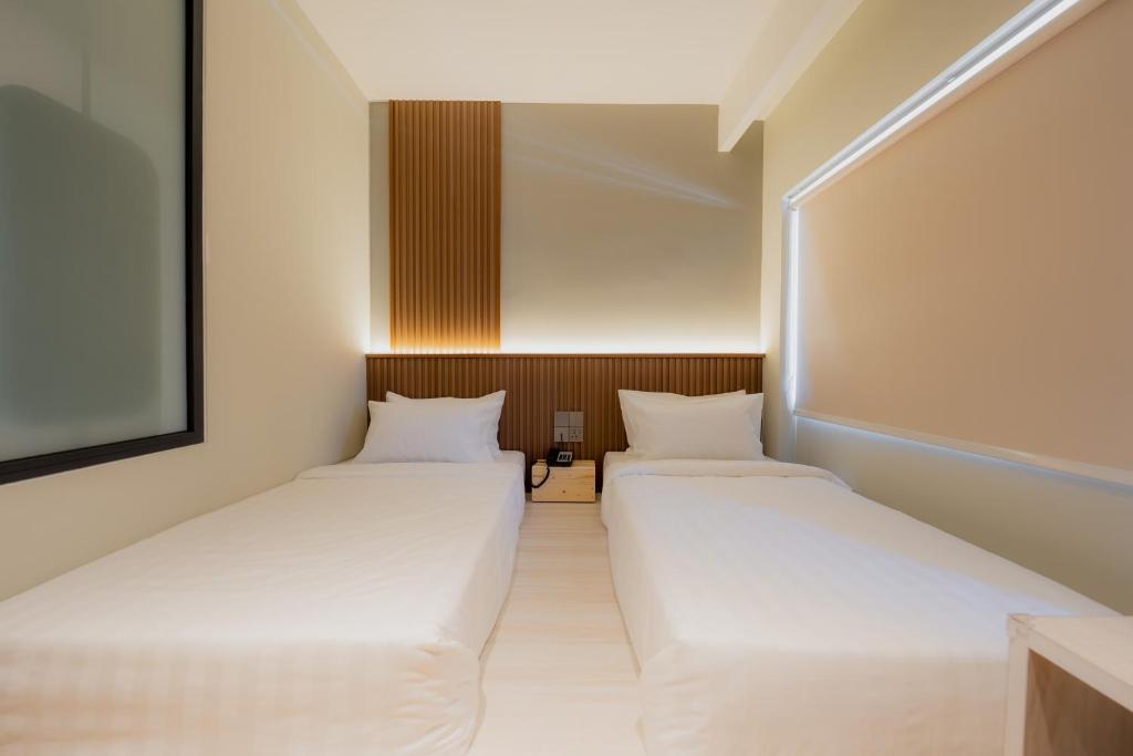 Postel nebo postele na pokoji v ubytování Matata Hotel Kota Kinabalu