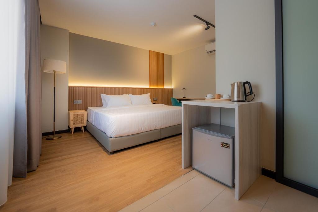 Tempat tidur dalam kamar di Matata Hotel Kota Kinabalu