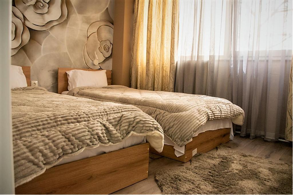 Łóżko lub łóżka w pokoju w obiekcie JuKeBoX Suite 2 BEDROOMS - BIG BALCONY