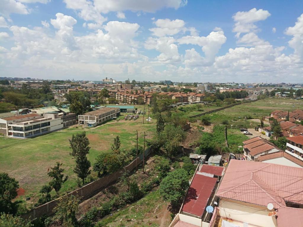 eine Luftansicht einer Stadt mit Gebäuden und Bäumen in der Unterkunft SGH Furnished Studio Homes South B Nairobi in Nairobi