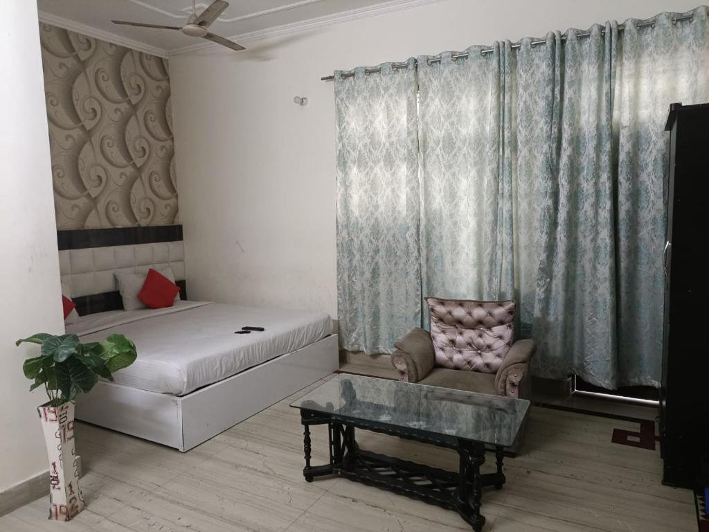 Postel nebo postele na pokoji v ubytování Viraj Guest House