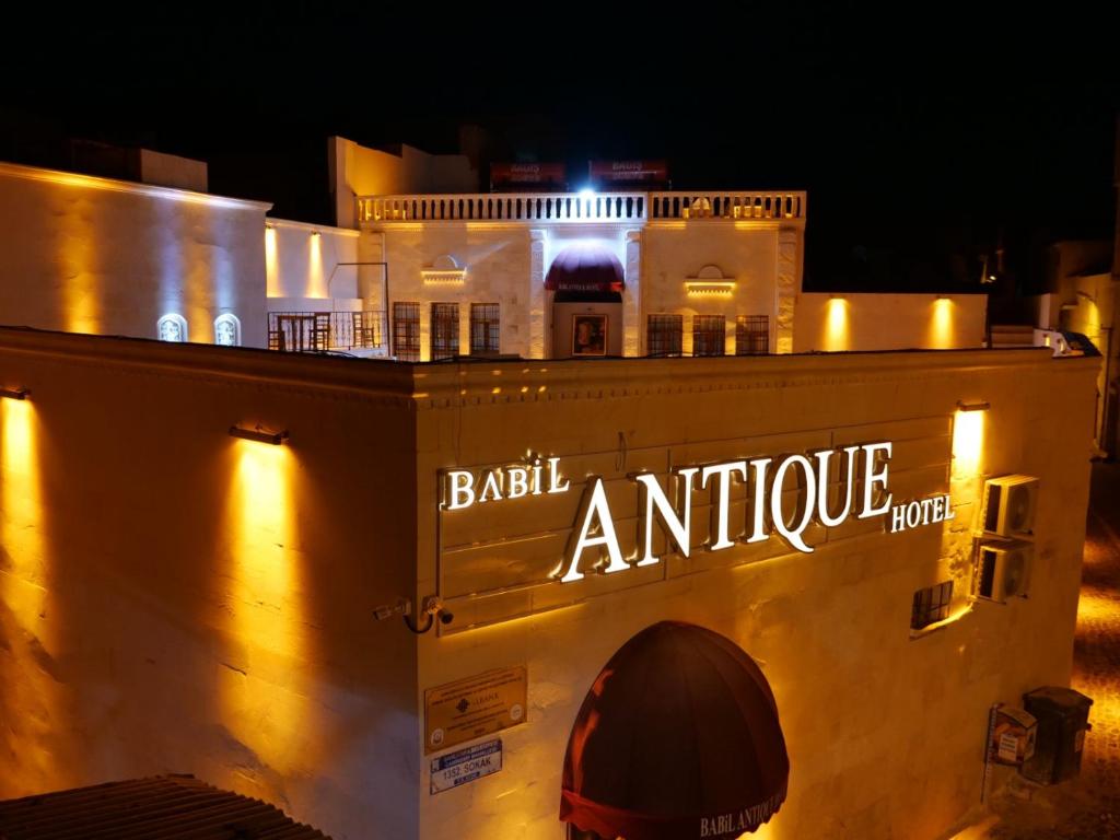 un bâtiment avec un panneau qui lit la boule et l'architecture dans l'établissement BABIL ANTIQUE HOTEL, à Şanlıurfa