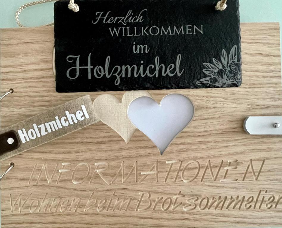une table avec deux cœurs à côté d'un panneau dans l'établissement Wohnen beim Brotsommelier - Holzmichel, à Darmstadt