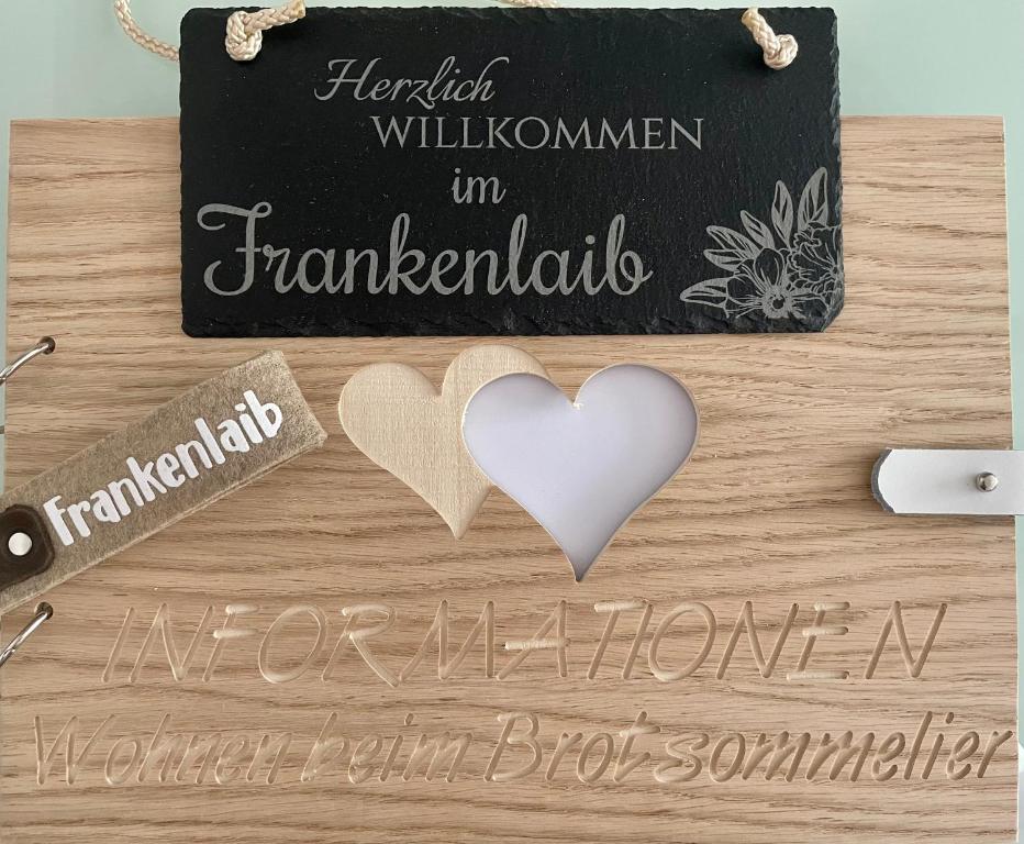 una lavagna con un cartello e due cuori su un tavolo di Wohnen beim Brotsommelier - Frankenlaib a Darmstadt