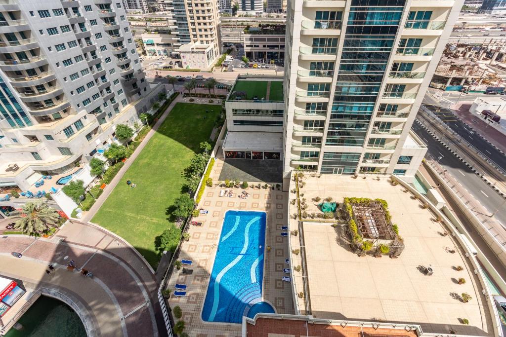 Bazén v ubytování LUX Spectacular Dubai Marina View Apartment nebo v jeho okolí