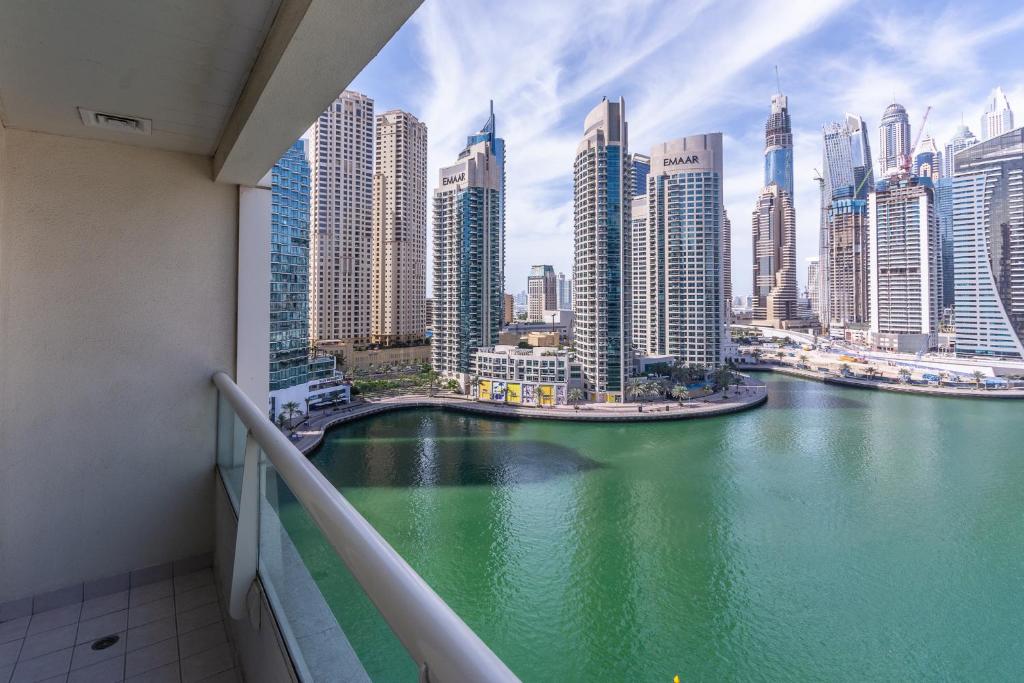 Nespecifikovaný výhled na destinaci Dubaj nebo výhled na město při pohledu z apartmánu