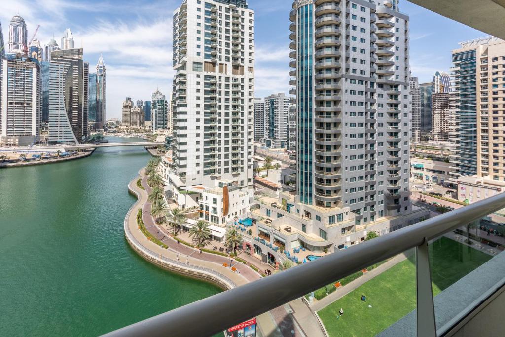 Nespecifikovaný výhled na destinaci Dubaj nebo výhled na město při pohledu z apartmánu