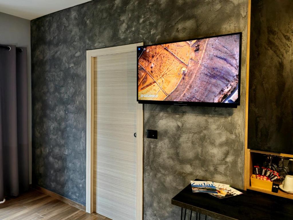 TV a/nebo společenská místnost v ubytování Solemar Luxury Rooms Free Parking
