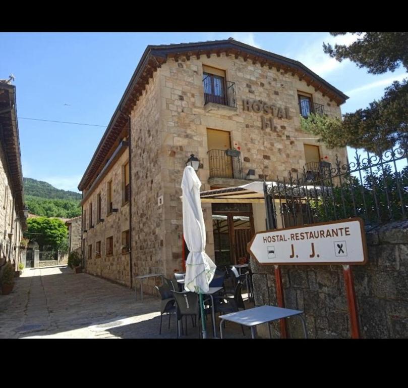 um edifício com um sinal em frente em HOSTAL JJ salduero em Salduero