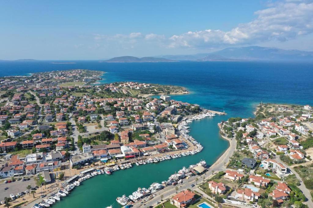 una vista aerea di una città vicino all'oceano di Delice Mavi a Ildir