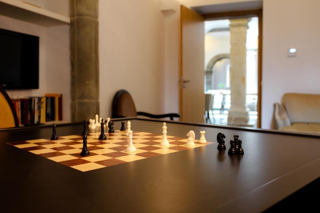 um tabuleiro de xadrez sentado em cima de uma mesa em Convento Da Serta Hotel na Sert