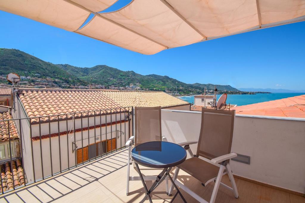 a balcony with chairs and a view of the ocean at La Rosa dei Venti in Cefalù