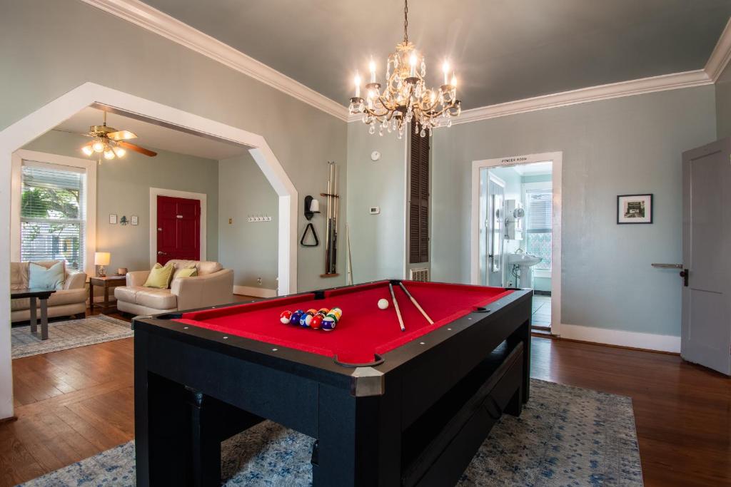 una sala de estar con una mesa de billar rojo. en A Bended Oak Bungalow, en Galveston